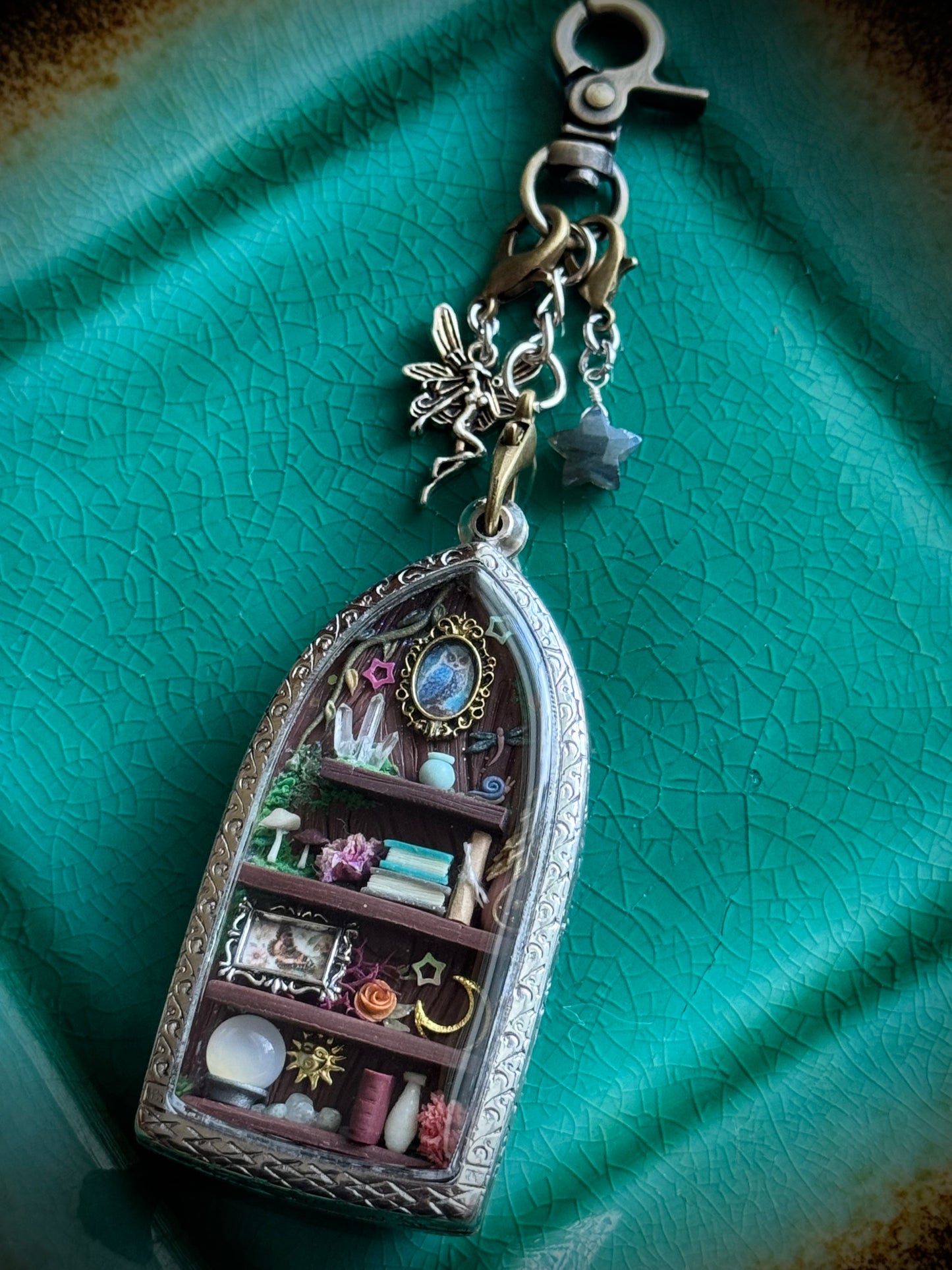 V’s shadow box
